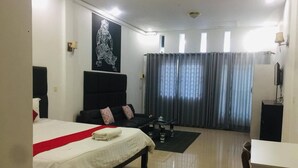 Deluxe Double Room | Desk, free WiFi, individually furnished - EZ Guesthouse (Phnom Penh)