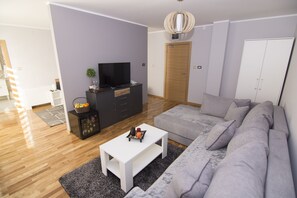 Leilighet – deluxe | Oppholdsområde | Flatskjerm-TV