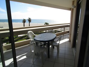 Outdoor dining - Rental apartment F2 calm facing the sea direct beach access Canet-en-Roussillon (Canet-en-Roussillon)