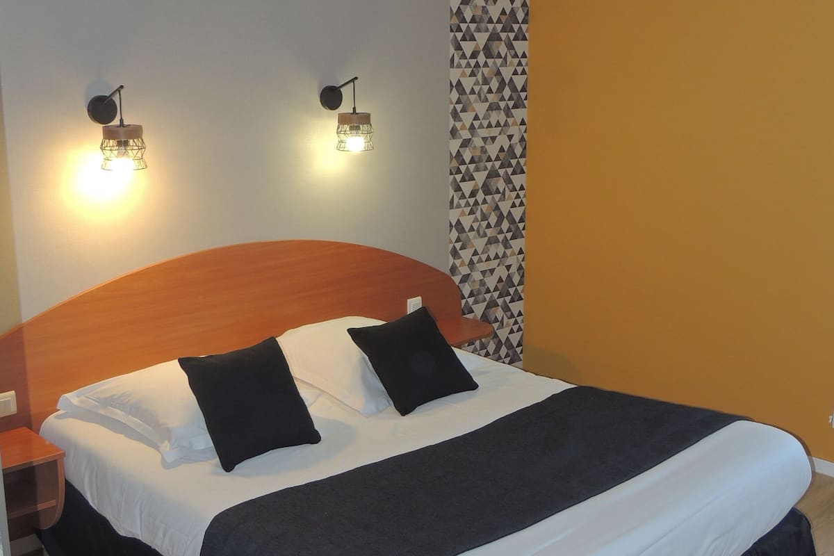 double room | individually decorated, individually furnished, desk, iron/ironing board