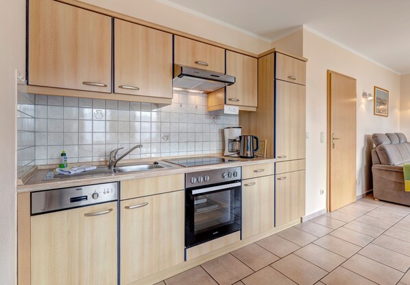 Kühlschrank, Mikrowelle, Ofen, Geschirrspüler