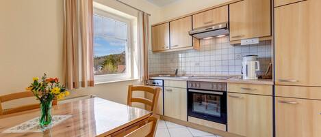 Fridge, oven, coffee/tea maker, electric kettle