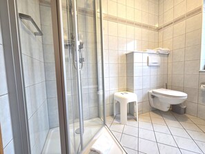 Douche, sèche-cheveux, serviettes fournies, savon