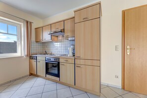 Køleskab, ovn, kaffe-/temaskine, elkedel