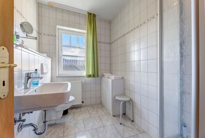 Haartrockner, Handtücher, Seife, Toilettenpapier