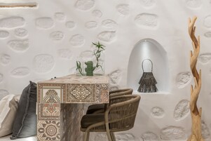 Apartamento Deluxe, 2 habitaciones, vistas al mar (Mini Pool- Hot Tub) | Zona de estar | Una televisión de pantalla plana