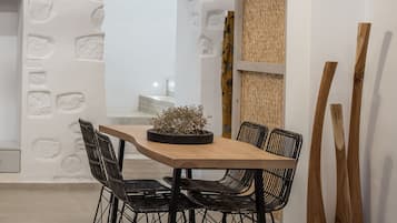 Apartamento Deluxe, 2 habitaciones, vistas al mar (Mini Pool- Hot Tub) | Servicio de comidas en la habitación