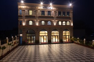 Fachada da propriedade à noite