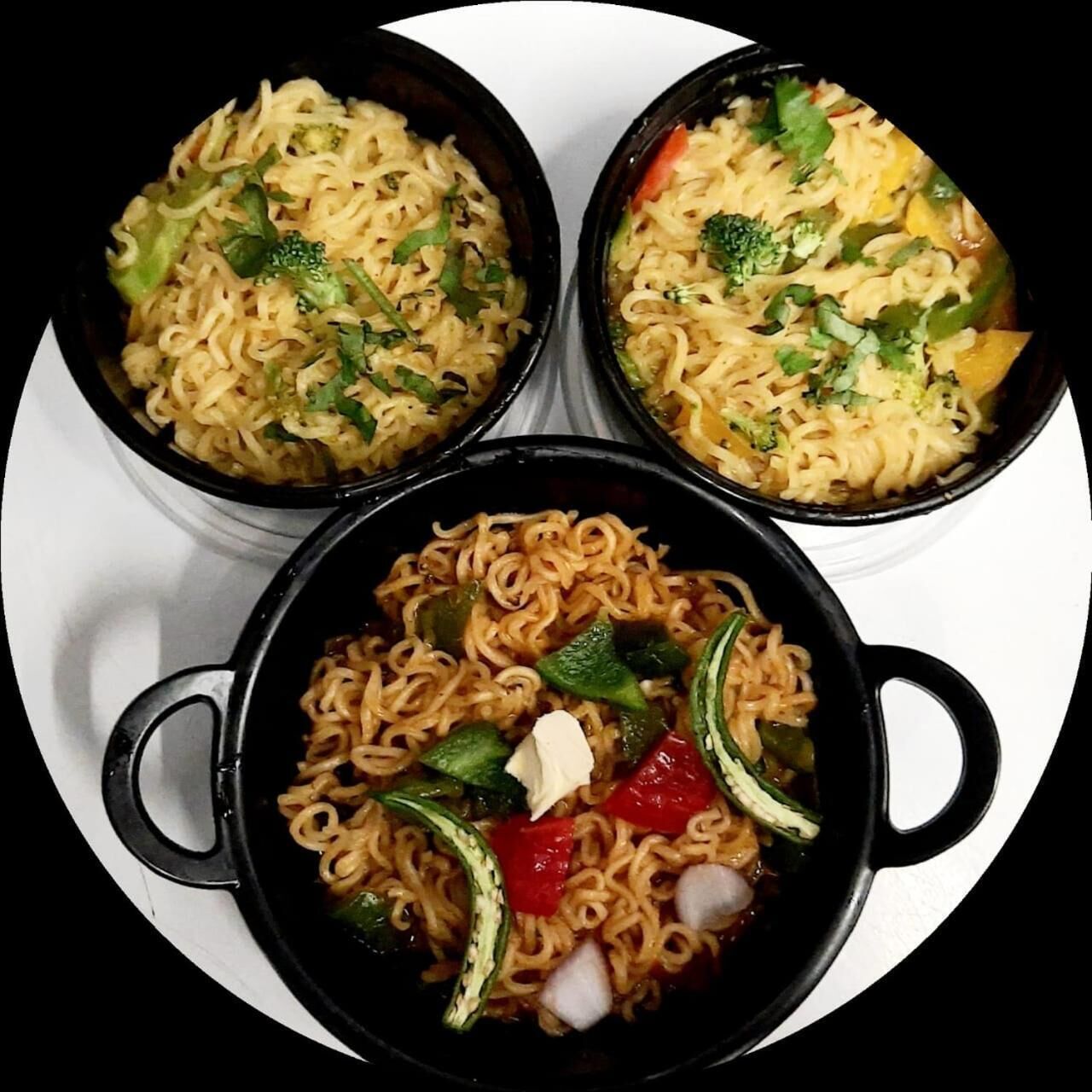 Tres tazones de fideos ramen con diferentes verduras y ingredientes.