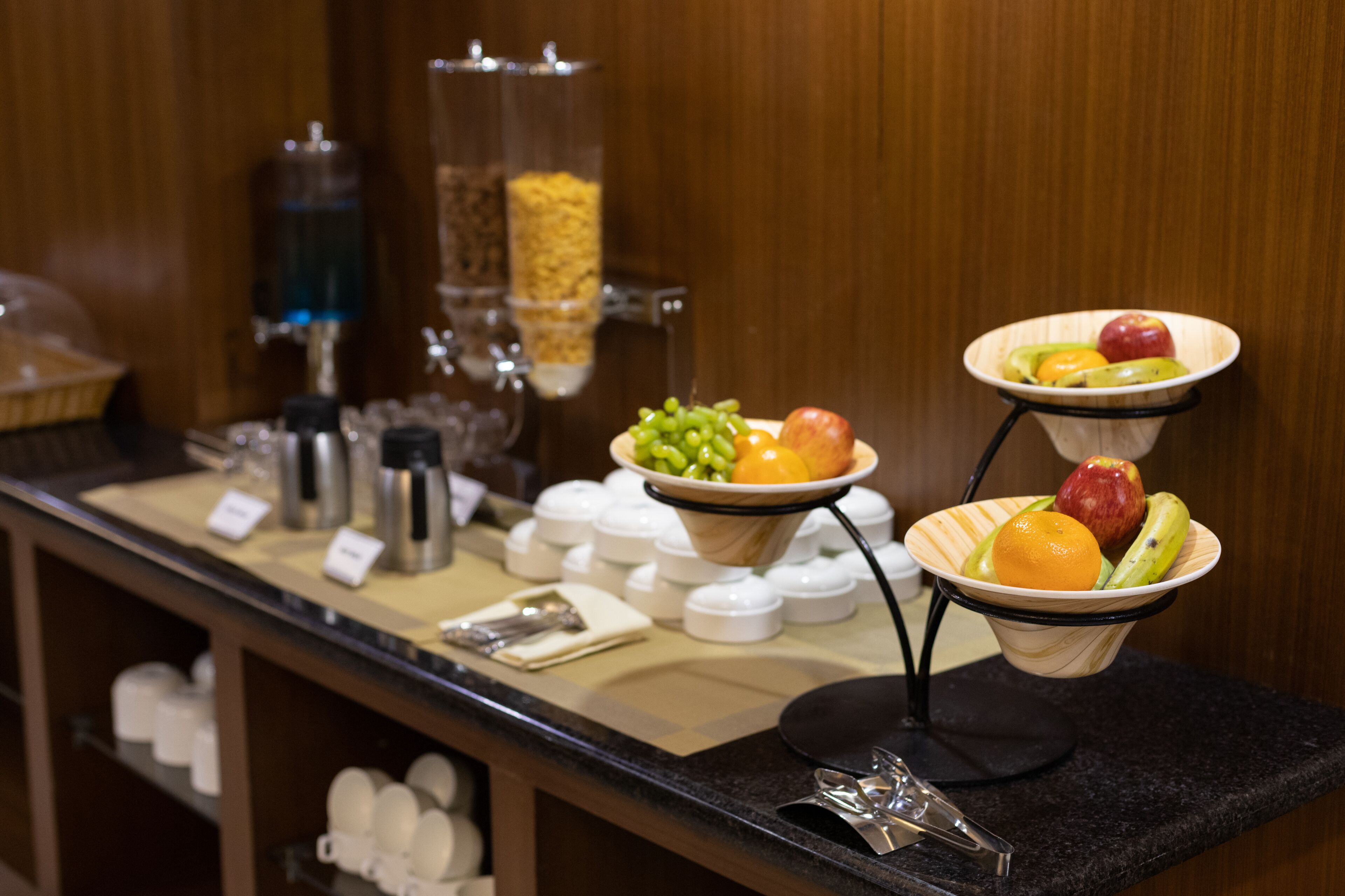 Een buffet met diverse gerechten en bijbehorende sauzen.