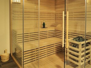 Un sauna, una bañera de hidromasaje