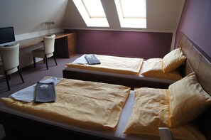 Escritorio y espacio para trabajar con laptop 