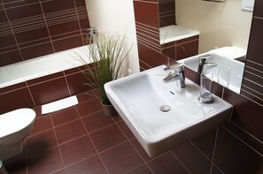 Amenidades de baño gratuitas, secadora de cabello, toallas, jabón 