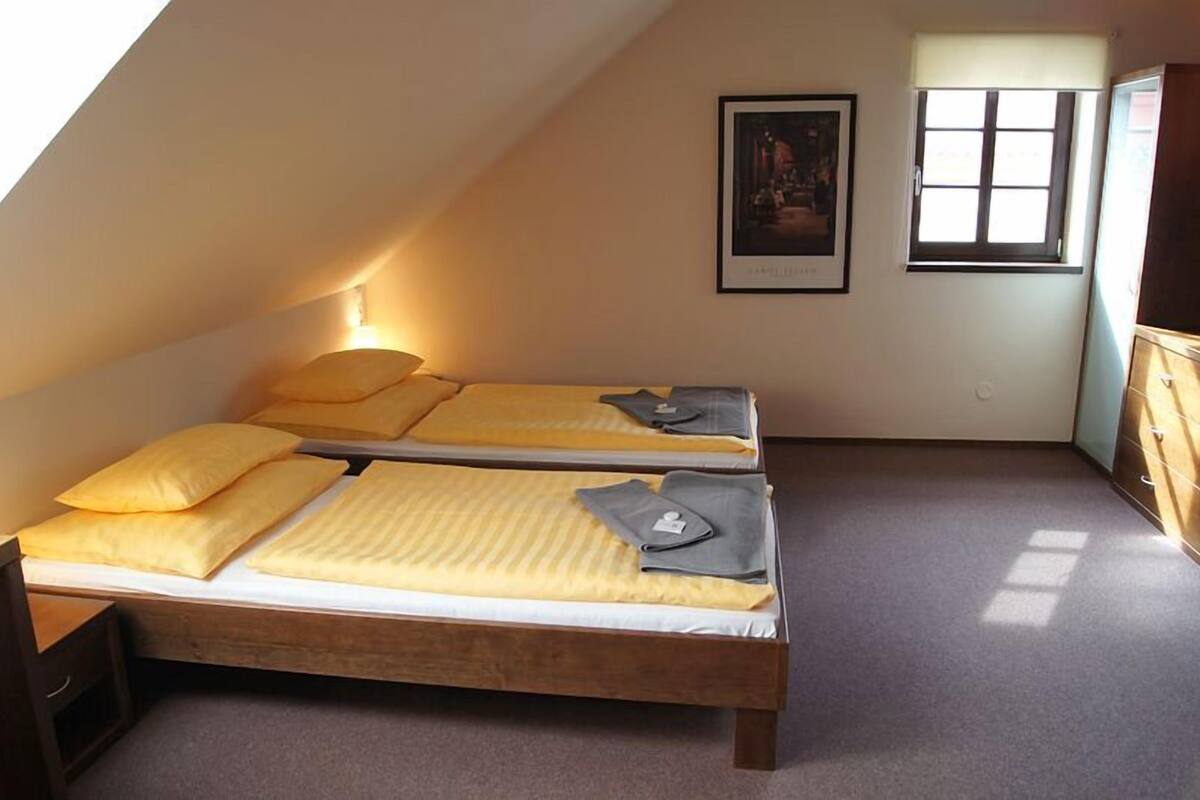 Standaard tweepersoonskamer | Een bureau, een laptopwerkplek, een strijkplank/strijkijzer, babybedden