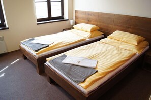 Habitación triple estándar | Escritorio y espacio para trabajar con un portátil