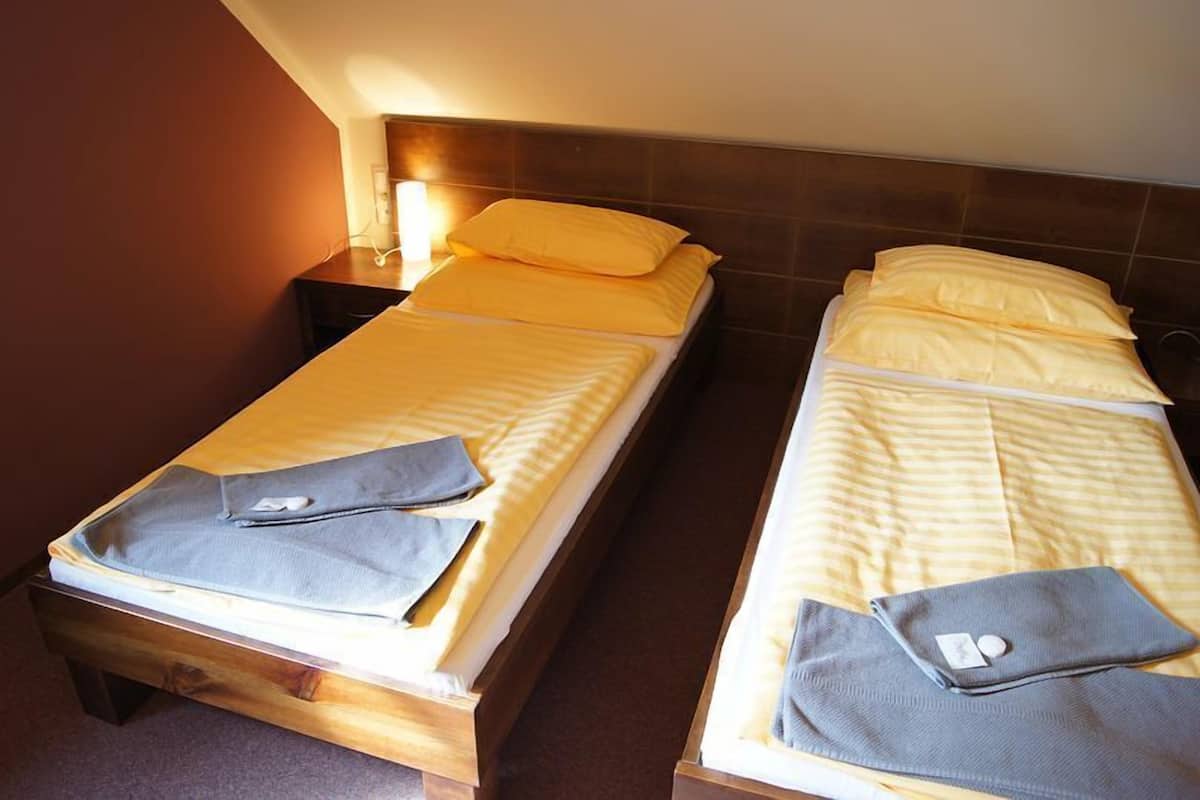 Standaard driepersoonskamer | Een bureau, een laptopwerkplek, een strijkplank/strijkijzer, babybedden