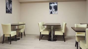 Daily continental breakfast (CZK 100 per person)