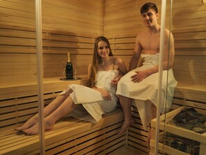 Un sauna, una bañera de hidromasaje
