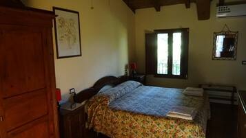 Desk, free cots/infant beds, free WiFi