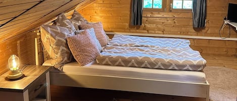 Stuga | 1 sovrum, mörkläggningsgardiner och strykjärn/strykbräda