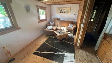 Flat-screen TV, fireplace