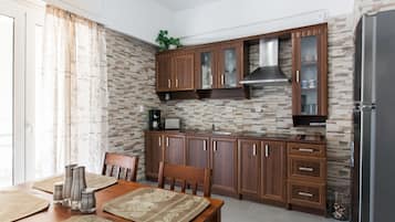 Täysikokoinen jääkaappi, liesi, leivänpaahdin