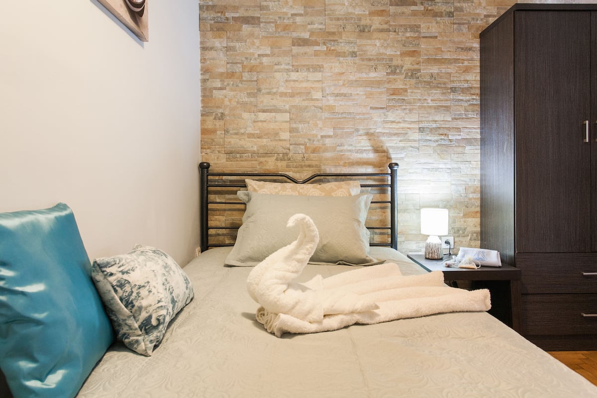 5 bedrooms, soundproofing, iron/ironing board, free WiFi