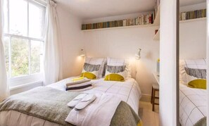 Habitación doble, baño privado, vistas al jardín | 1 dormitorio, espacio para trabajar con un portátil, cortinas opacas