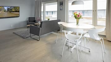 43-tums platt-tv med kabelkanaler och tv