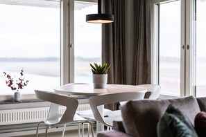 Large Studio | Spisning på værelset