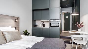 Geladeira, micro-ondas em uma área comum