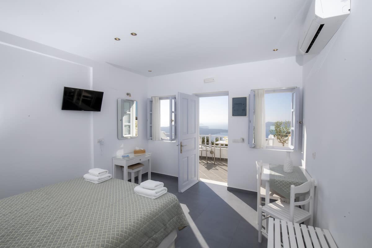Standard Studio (Caldera View) | In-room safe, soundproofing, iron/ironing board, free WiFi