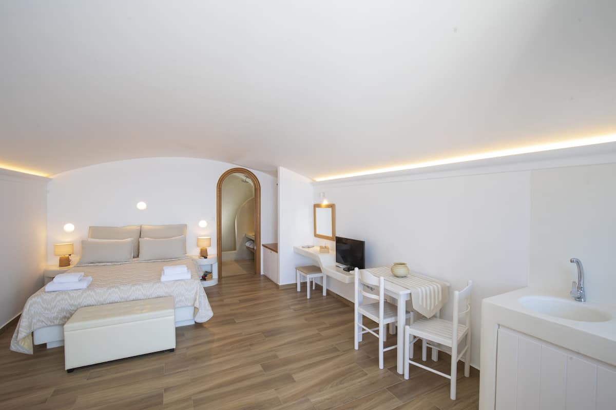 Cave Studio with Caldera View | In-room safe, soundproofing, iron/ironing board, free WiFi