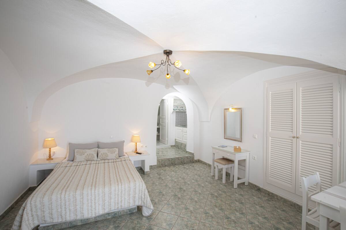 Traditional Studio (Caldera View)