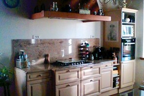 Kühlschrank, Mikrowelle, Ofen, Herdplatte