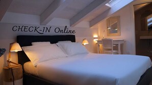 Tremannsrom – familie | Skrivebord, blendingsgardiner, wi-fi (inkludert) og individuelt dekorert