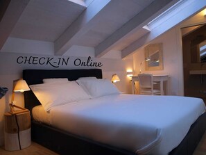 Family Triple Room | Individually decorated, individually furnished, desk, blackout curtains - Acquaderni Rooms (Bologna)