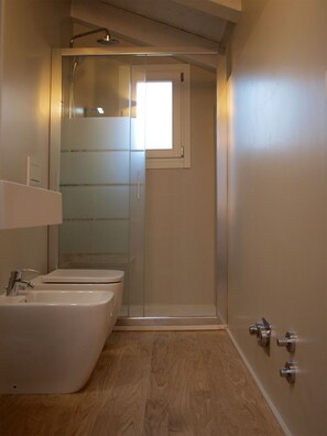 Business Double Room | Bathroom | Shower, free toiletries, hair dryer, bidet - Acquaderni Rooms (Bologna)