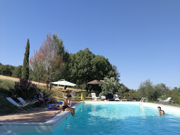 Innenpool, Außenpool (je nach Saison geöffnet), Sonnenschirme
