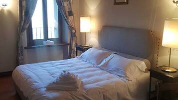 Comfort-huone | Ylelliset vuodevaatteet, memory foam -patjalliset sängyt, pimennysverhot
