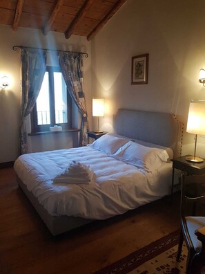 Premium bedding, memory-foam beds, blackout curtains, free WiFi - B&B Casale la Meridiana (Ponti sul Mincio)