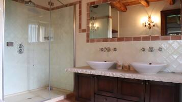 Villa | Bagno | Bidet, asciugamani, sapone, carta igienica