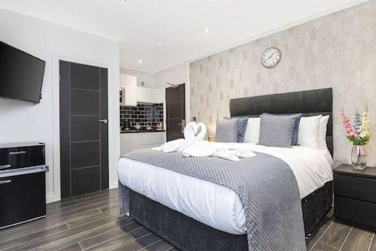 WiFi (free), individually furnished, bed sheets