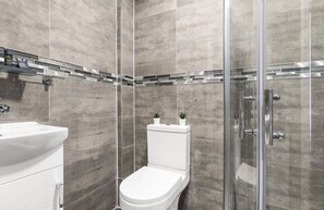 Shower, free toiletries, hair dryer, towels - Orchid Apartments (Ilford)