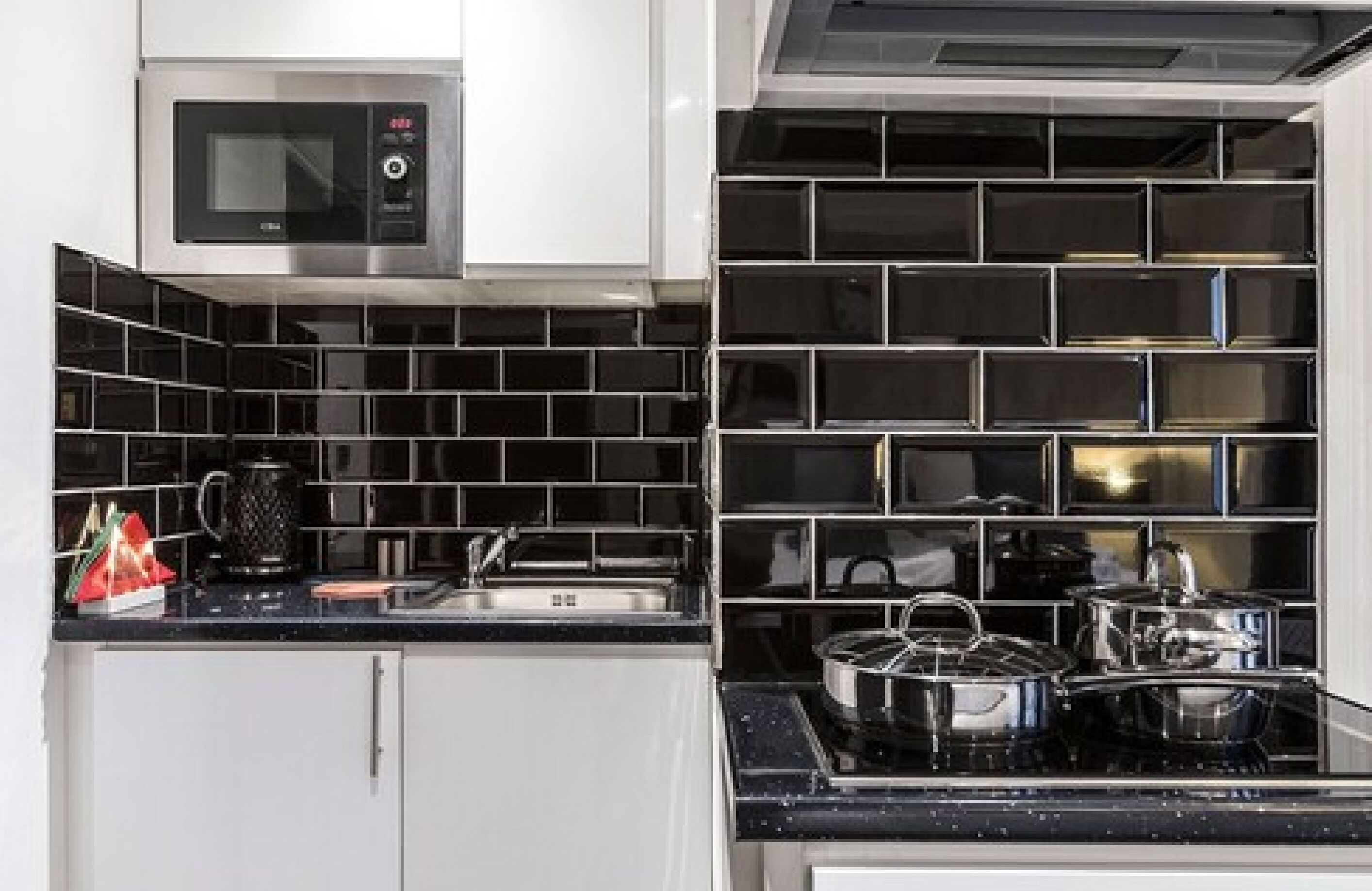 Lemari es kecil, microwave, kompor, dan mesin pembuat kopi/teh