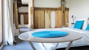 Family Room | Blackout drapes, soundproofing, cribs (free), WiFi (free) - Arc en Ciel Vacances (Troche)