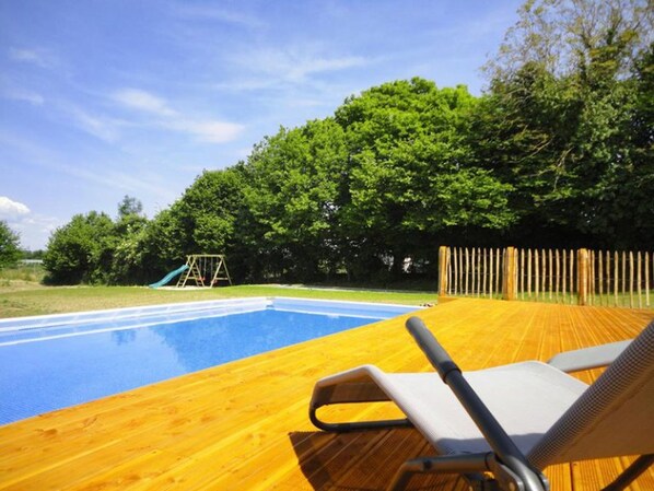 Seasonal outdoor pool, open 11:00 AM to 6:30 PM, pool umbrellas - Arc en Ciel Vacances (Troche)