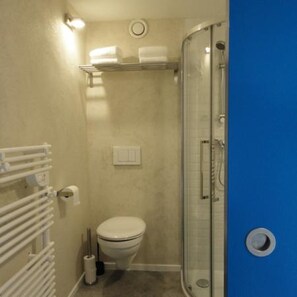 Shower, free toiletries, hair dryer, towels - Arc en Ciel Vacances (Troche)