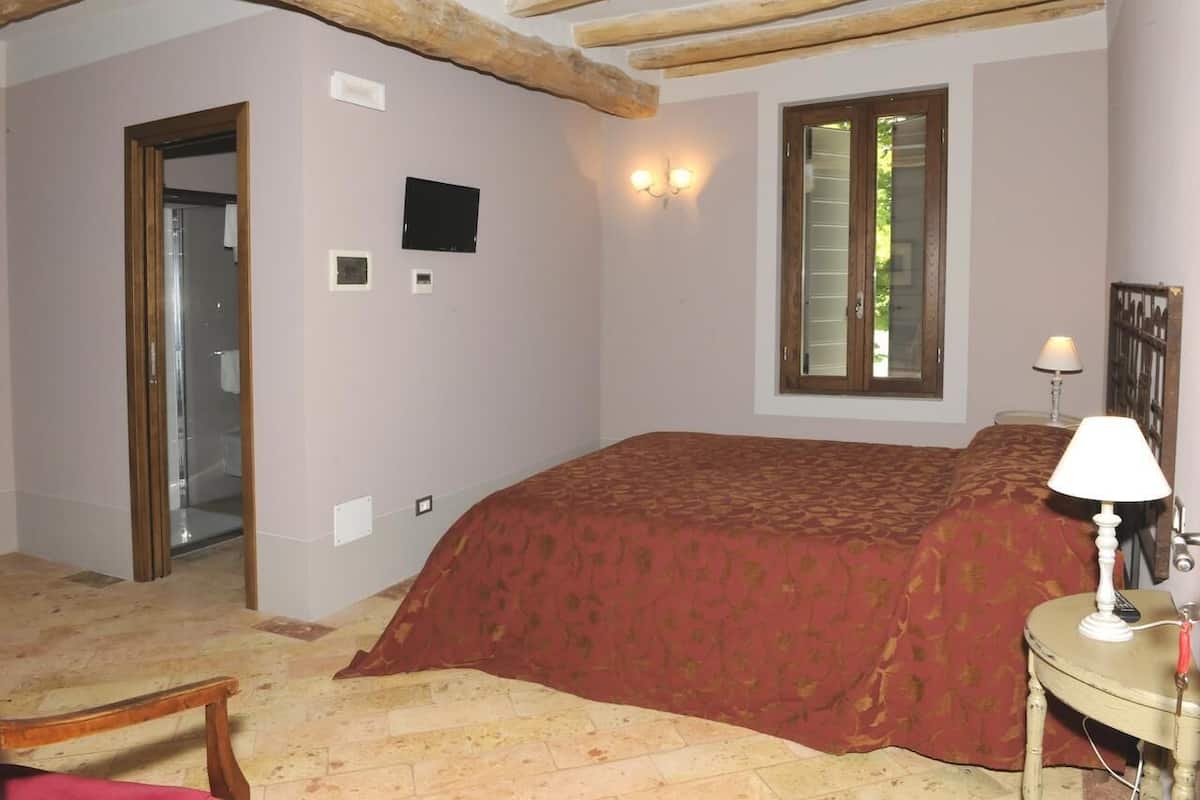 Soundproofing, free WiFi, bed sheets