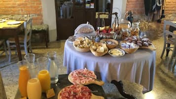 Desayuno con opciones de la cocina local diario (EUR 5 por persona)